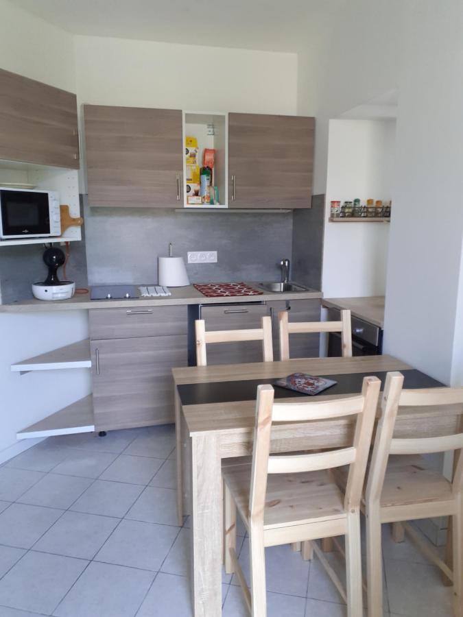 Studio En Plein Centre Ville - 2 A 4 Personnes Tence ภายนอก รูปภาพ